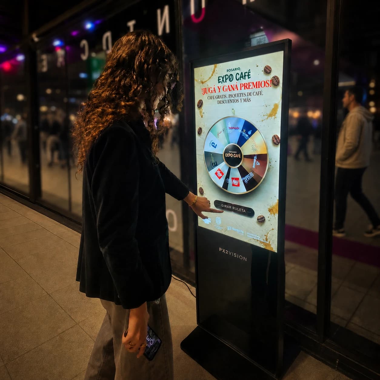Una visitante participa en la ruleta de Rosario Expo Café desde un tótem de PX2 Vision