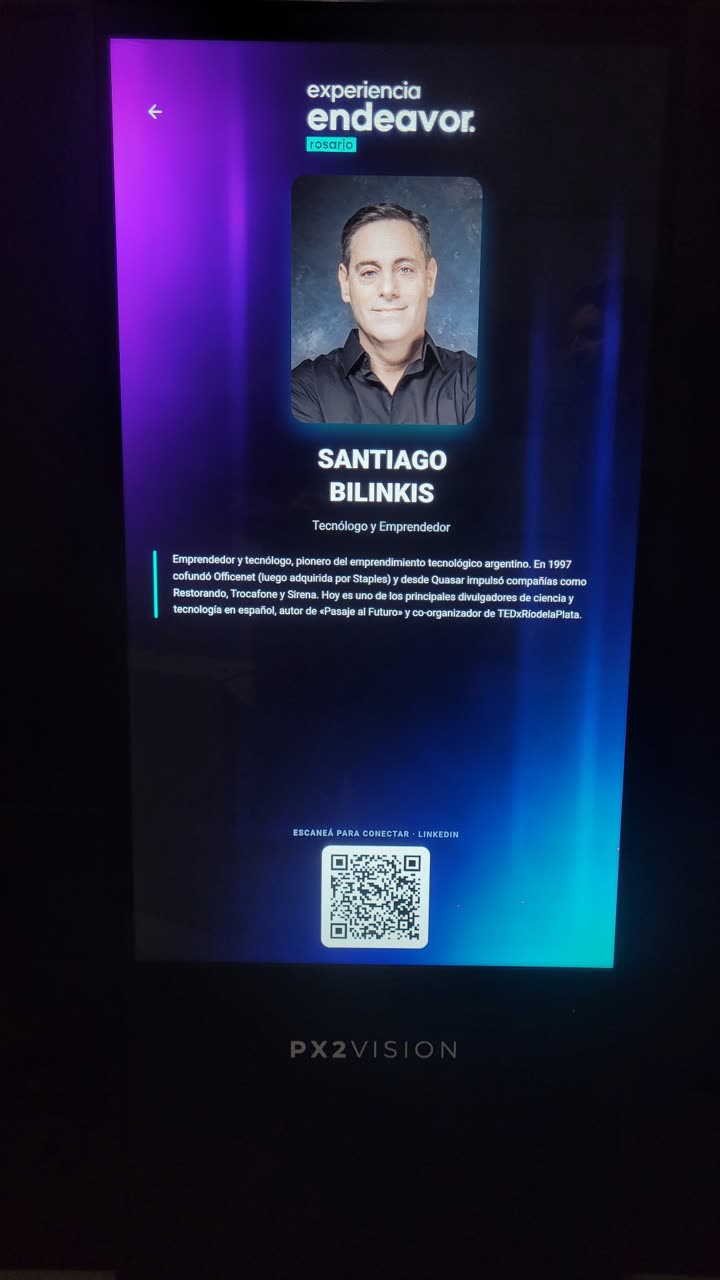 Perfil de un speaker en el tótem